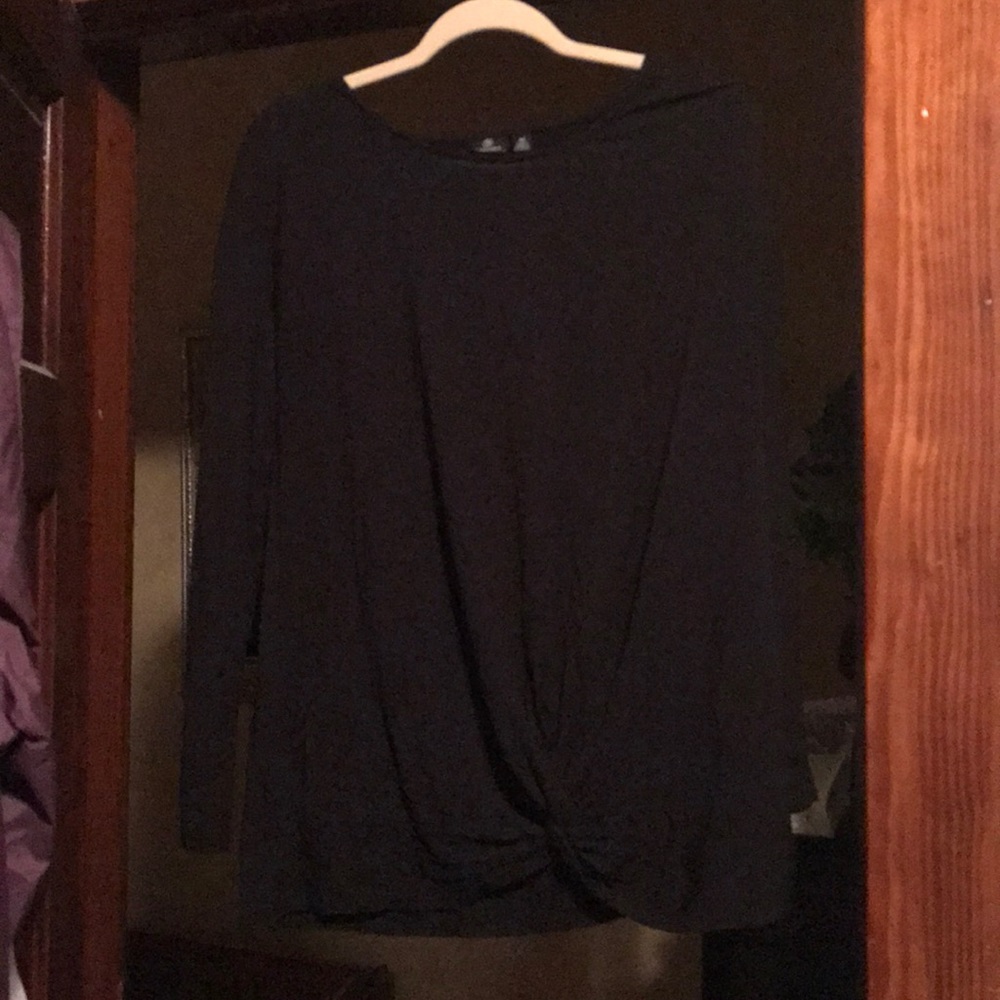 Long sleeve bottom twist shirt